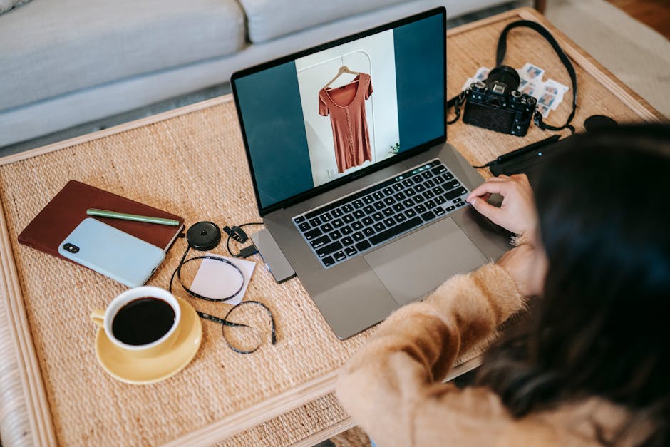 employee using hot desking system